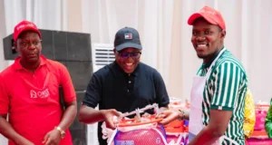 WAZIRI MAVUNDE AKABIDHI MAJIKO YA GESI 1,000 KWA MAMA NA BABA LISHE DODOMA