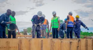 DKT.JAFO AWAKUNA WANANCHI KWA KUSIMAMIA DARAJA LA KITOMONDO HADI USIKU