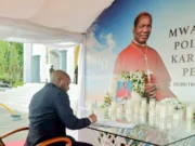 KATIBU MKUU RAMEPRO,BONIVENTURA MWALONGO ASAINI KITABU CHA MAOMBOLEZO CHA MAREHEMU KARDINALI PENGO