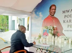 KATIBU MKUU RAMEPRO,BONIVENTURA MWALONGO ASAINI KITABU CHA MAOMBOLEZO CHA MAREHEMU KARDINALI PENGO