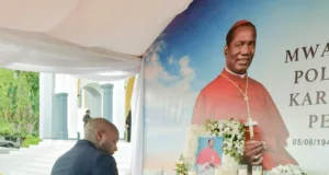 KATIBU MKUU RAMEPRO,BONIVENTURA MWALONGO ASAINI KITABU CHA MAOMBOLEZO CHA MAREHEMU KARDINALI PENGO