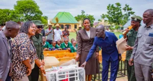 TAWA YAKABIDHI VIFAA VYENYE THAMANI YA SHILINGI MILIONI 362 KWA WILAYA ZA SERENGETI NA BUNDA