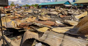 WAZIRI MKUU AKAGUA MADHARA YA MOTO SOKO LA SIMU 2000, AAGIZA HATUA ZA HARAKA KUREJESHA BIASHARA