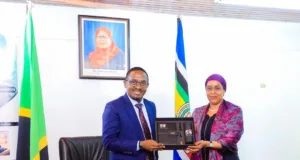 SERIKALI KUDHIBITI WANAOINGIZA BIDHAA DUNI NCHINI KULINDA AFYA ZA WALAJI , KATIBU MKUU WIZARA YA VIWANDA NA BIASHARA AFANYA ZIARA TBS.