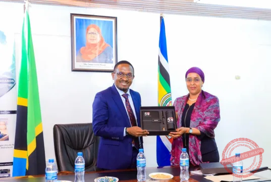 SERIKALI KUDHIBITI WANAOINGIZA BIDHAA DUNI NCHINI KULINDA AFYA ZA WALAJI , KATIBU MKUU WIZARA YA VIWANDA NA BIASHARA AFANYA ZIARA TBS.