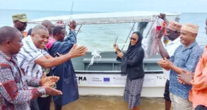 CMA MWAMBANI WAKABIDHIWA BOTI YA DORIA KUPAMBANA NA UVUVI HARAMU