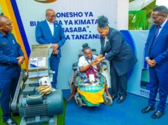 KAPINGA AMKABIDHI MLEMAVU MASHINE YA KUSAGIA VIUNGO