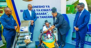 KAPINGA AMKABIDHI MLEMAVU MASHINE YA KUSAGIA VIUNGO