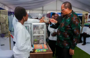 PROF. KABUDI AHAMASISHA WANANCHI KUTEMBELEA BANDA LA OFISI YA WAZIRI MKUU SABASABA