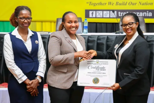 REA YATUNUKIWA CHETI CHA MLIPAKODI BORA KWA TAASISI ZA UMMA